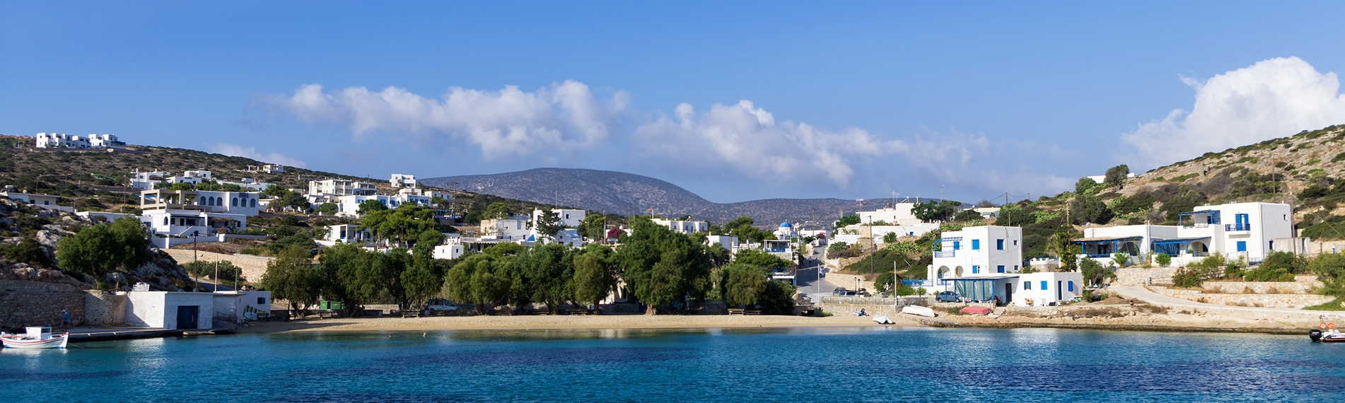 Casas blancas en la playa en Iraklia en las islas Cícladas
