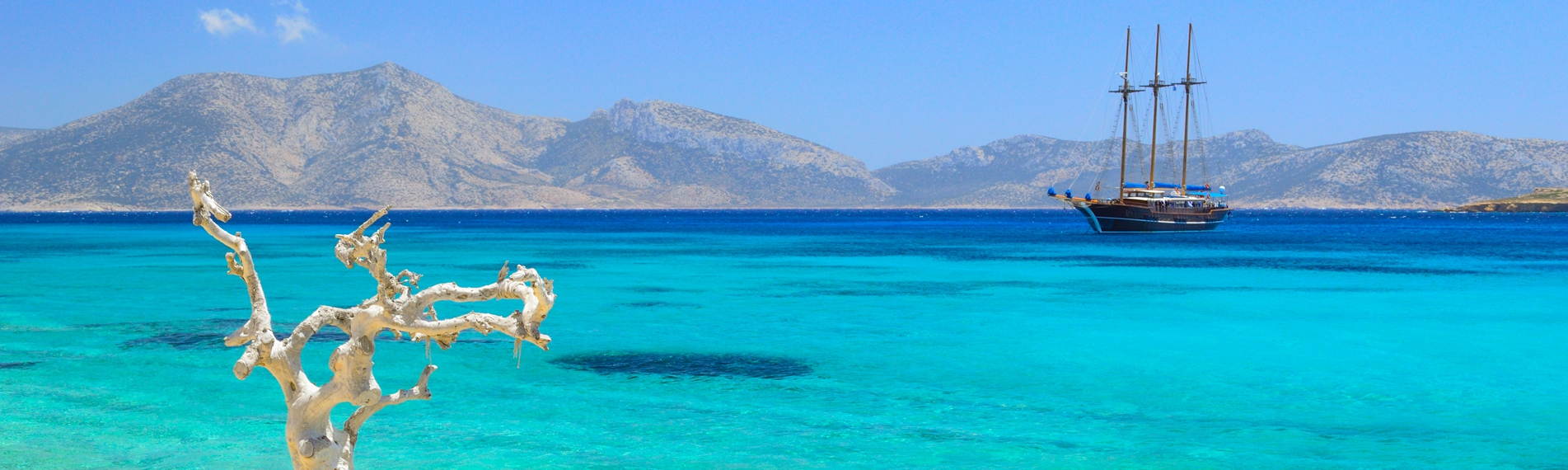 El mar de Koufonissi, donde un velero navega a través de las olas de las islas Cícladas