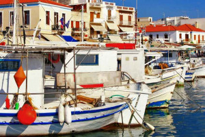 Isla de Aegina: vista de un puerto con embarcaciones típicas griegas