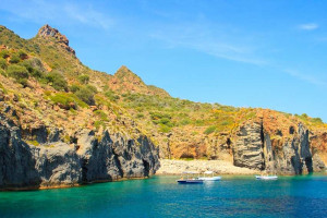 Isla de Panarea: panorama entre aguas, rocas, cuevas y playas