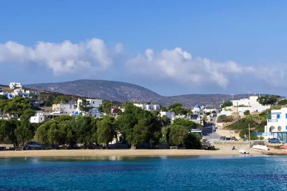 Casas blancas en la playa en Iraklia en las islas Cícladas