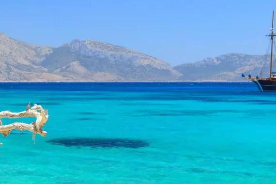 El mar de Koufonissi, donde un velero navega a través de las olas de las islas Cícladas