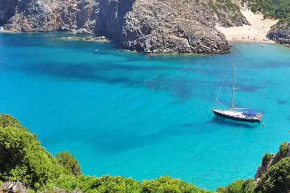 Vista de Tavolara de Porto Istana, cerca de Olbia en Cerdeña