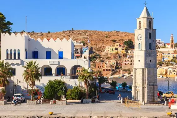 Panorama del puerto en Symi, isla del Dodecaneso