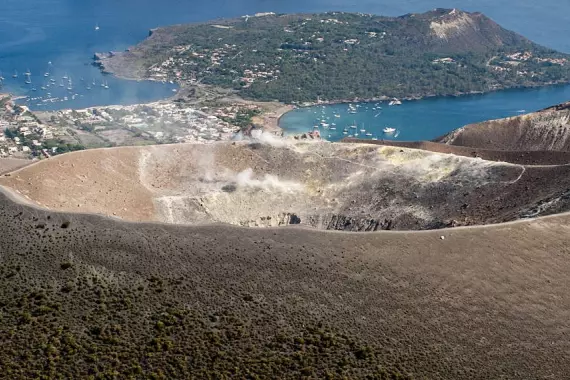 Vista del cráter y el mar de la isla de Vulcano